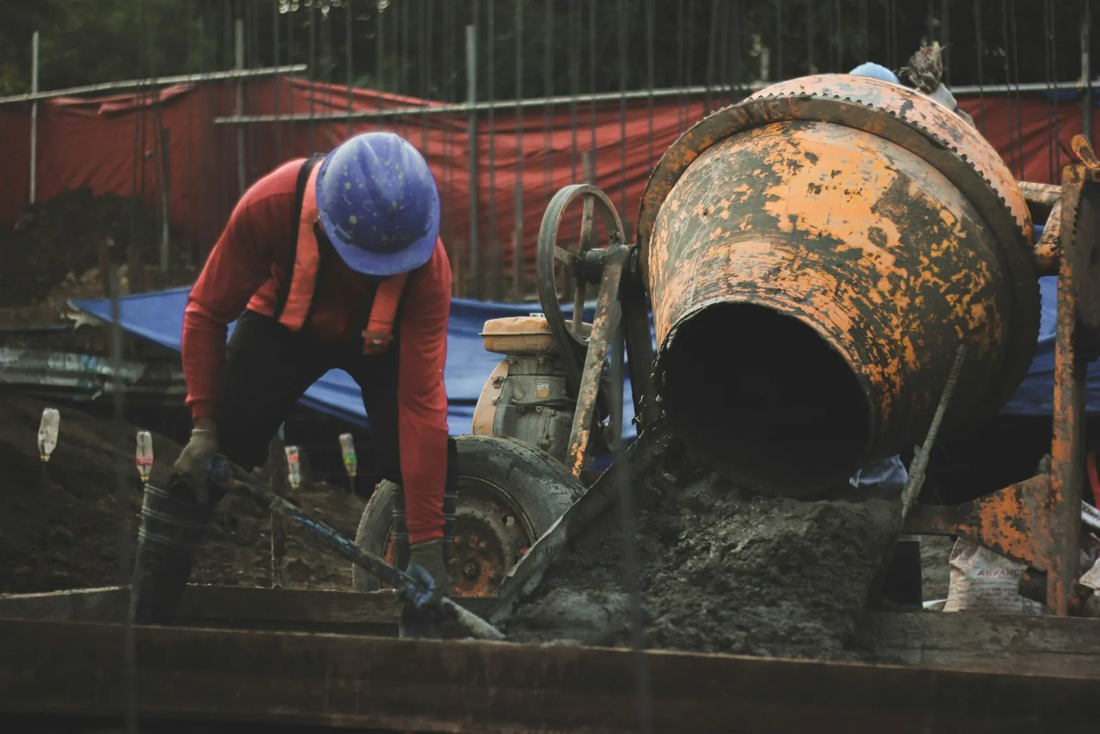Beton turnat direct din jgheabul autobetonierei